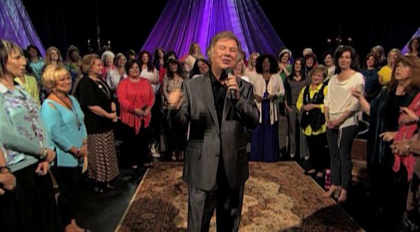 Bill Gaither moderiert die Veranstaltung "Women of Homecoming"