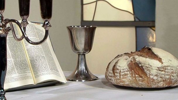 Altar mit Brot und Kelch