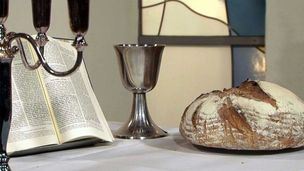 Altar mit Brot und Kelch
