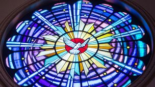 Symbolbild Friedesntaube Kirchenfenster