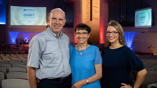 Pastoren Daniel und Isolde Müller mit Moderatorin Alina Wessling