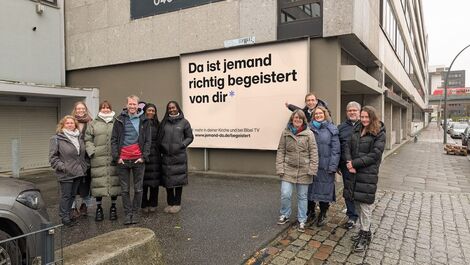 Erinnerung 2026: Bibel TV Mitarbeiterinnen und Mitarbeiter vor einem Plakat Erinnerung 2026: Bibel TV Mitarbeiterinnen und Mitarbeiter vor einem Plakat