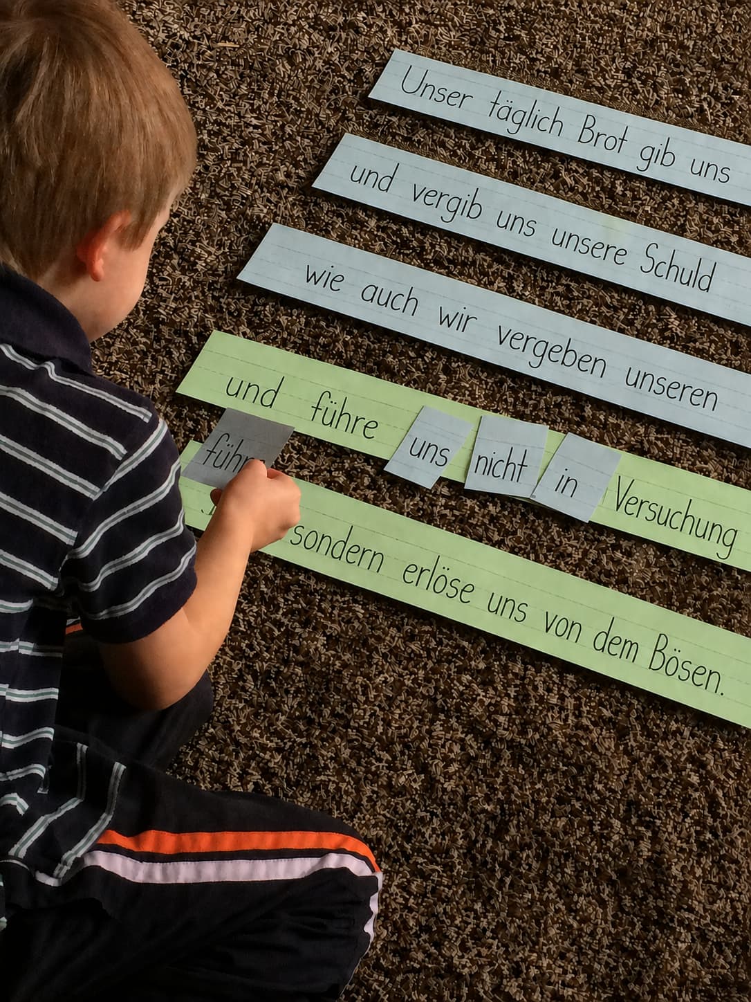 Vater unser mit Kindern puzzeln